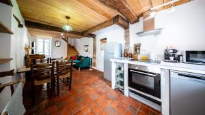 a kitchen with a counter and a dining room at L'Abeille Maison - Proximité Dijon et Circuit Dijon Prenois in Vantoux