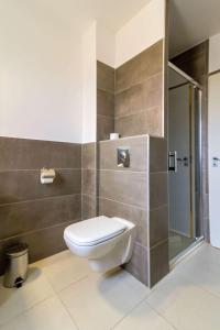 a bathroom with a toilet and a shower at SELECT'soHOME - Vacances Tout Confort - 3 Pièces avec Piscine, Parking et Plage à Pied - POS36 in Bormes-les-Mimosas
