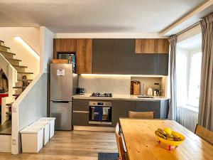 Una cocina con una mesa de madera y un refrigerador. en Terrazza sul tetto, en Cannobio 7 fotos más