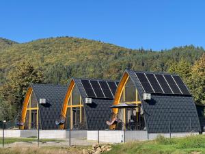 亚列姆切The House的旁边设有太阳能电池板的房子