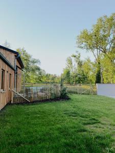 a yard with a wooden fence and a fence at Grange ALMA in Obernai