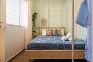 Al MudawwarにあるBoho-Chic Cozy 2BR - Apt & Balcony in Mar Mikhaelのベッドルーム1室(青い掛け布団、窓付)