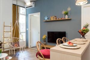 Al MudawwarにあるBoho-Chic Cozy 2BR - Apt & Balcony in Mar Mikhaelのリビングルーム(テーブル、椅子、暖炉付)