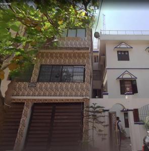 Un edificio con una puerta de garaje delante. en Annapoorna Niwas, en Patna