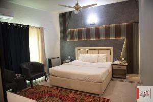 Ένα ή περισσότερα κρεβάτια σε δωμάτιο στο Graceland House F8