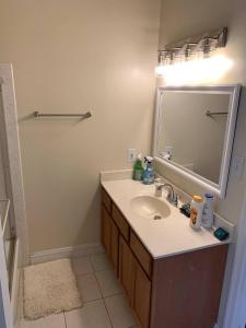 Ένα μπάνιο στο Spacious Silver Spring Studio Retreat