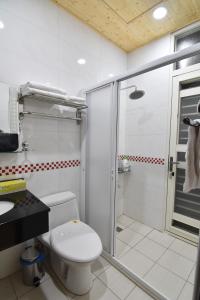 Kamar mandi di Com Inn-花蓮後車站電梯停車場