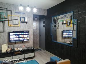 Camera con TV a parete e scrivania. di Homestay Putrajaya Milmot a Gua Sai