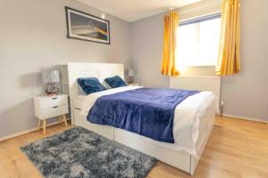 a bedroom with a bed and a window and a rug at House - Sleeps 8 - Pet friendly - Garden - Parking in Andover