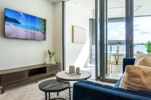 Posezení v ubytování Level 46 Luxury Queens Wharf Apartment with Unblocked Southbank & River View