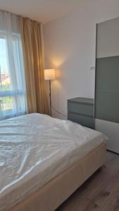 Ένα ή περισσότερα κρεβάτια σε δωμάτιο στο J'Luxury Apartment