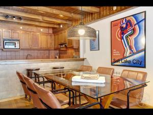 een eetkamer met een glazen tafel en stoelen bij LIAT de Alma de Nieve in Bagergue