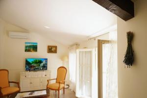 a living room with chairs and a table and a window at LaPetite Maison Abigail, Peaceful home in Avignon in Avignon