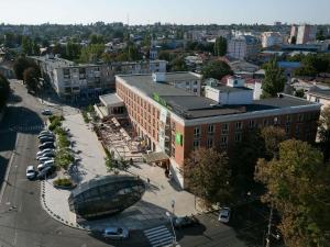 una vista aérea de un edificio en una ciudad en ibis Styles Dunarea Galati, en Galaţi