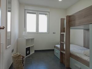 a bedroom with a bunk bed and two windows at Abril 56 Villa&Suites in Oreña