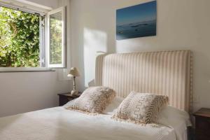 Postel nebo postele na pokoji v ubytování Villa Madouri 5 bed seafront villa with private pool + 24 fotografií