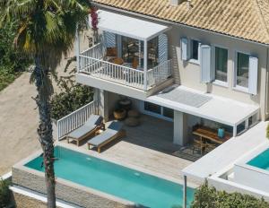 Bazén v ubytování Villa Madouri 5 bed seafront villa with private pool nebo v jeho okolí