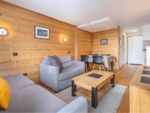 a living room with a couch and a table at Superbe appart rénové, 4 pers, ski aux pieds, balcon sud, wifi inclus - FR-1-314-189 in Avoriaz