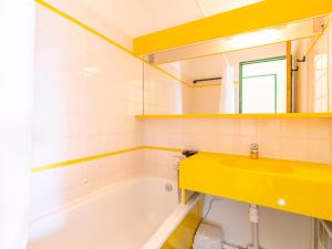 a bathroom with a yellow sink and a tub at Appartement cosy pour 6 près de l'ESF et du parking - FR-1-314-254 in Morzine +10 photos