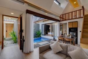 パンガンダランにあるAmanara Villa Pangandaranのオープンリビングルーム(ソファ、テーブル付)
