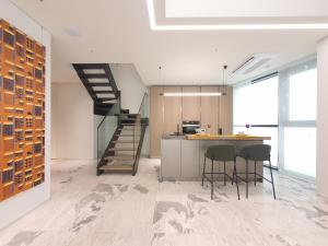 Η κουζίνα ή μικρή κουζίνα στο Caelum Black Gangnam Luxury Apt 카일룸블랙 강남 럭셔리 아파트