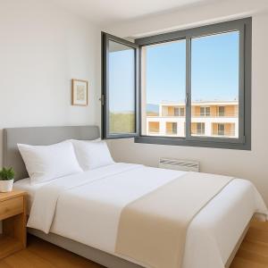 1 Schlafzimmer mit einem weißen Bett und 2 Fenstern in der Unterkunft Comfortable and bright bedroom, in Étrembières