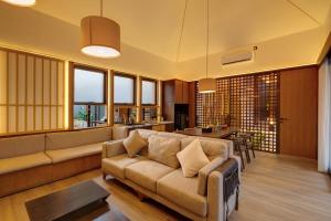 パンガンダランにあるAmanara Villa Pangandaranのソファとテーブルのあるリビングルーム