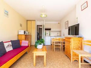 a living room with a couch and a tv at Appartement T2 sud, calme, proche Saint-Lary, 4 pers. - FR-1-296-523 in Bourisp