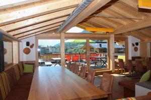 una sala da pranzo con un grande tavolo e sedie in legno di Alpin Chalet Kleinarl a Kleinarl