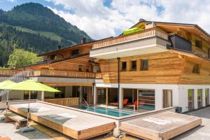 una casa con piscina e patio di Alpin Chalet Kleinarl a Kleinarl