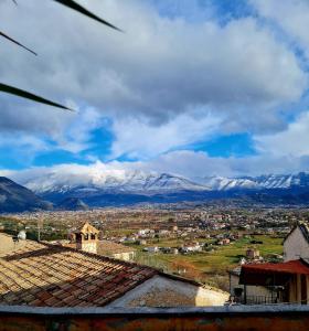 Blick auf eine Stadt mit schneebedeckten Bergen in der Unterkunft Il Camerone in Isola del Liri