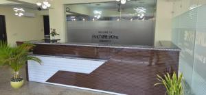 un bar dans un restaurant avec un panneau indiquant « Préparez-vous à dominer l'avenir de la danse » dans l'établissement Divine India Service Apartment, Noida - 72 3BHK, à Noida