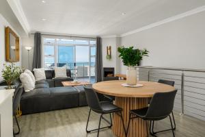 una sala de estar con un sofá y una mesa en Bona View Estate 30, en Cape Town