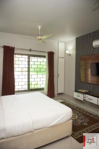 Μια τηλεόραση ή/και κέντρο ψυχαγωγίας στο Graceland House F8