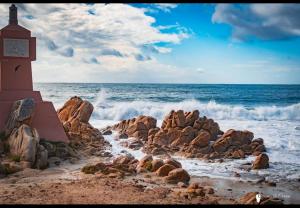 einen Uhrturm am Strand neben dem Meer in der Unterkunft T2 type new yorkais in Ajaccio + 4 Fotos