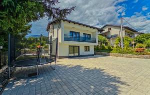 una casa con una pista de tenis delante en Villa Tia by Villas Guide, en Karlovac