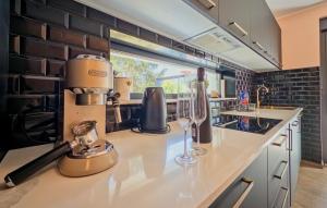 Una cocina con una batidora y copas de vino en una encimera. en Villa Tia by Villas Guide, en Karlovac