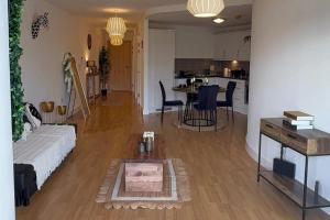 Χώρος καθιστικού στο Flat - Sleeps 4 - Parking - Balcony - Pet friendly +3 φωτογραφίες