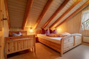 a bedroom with a bed in a wooden house at Märchenhafte Ferienhäuser in Zaulsdorf