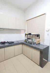 Η κουζίνα ή μικρή κουζίνα στο Shah Alam Homestay 7-10Pax +18 φωτογραφίες