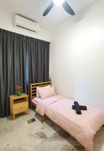 Ένα ή περισσότερα κρεβάτια σε δωμάτιο στο Shah Alam Homestay 7-10Pax