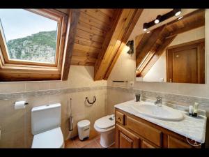een badkamer met een wastafel en een toilet en een raam bij LIAT de Alma de Nieve in Bagergue +69 foto's