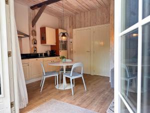 a kitchen and dining room with a table and chairs at B&B Woudzicht in Oudeschoot +37 photos