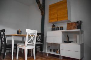 comedor con mesa y silla blanca en Große Wohnung in der KTV, en Rostock