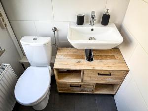Un baño con un inodoro blanco y un lavabo. en Große Wohnung in der KTV, en Rostock