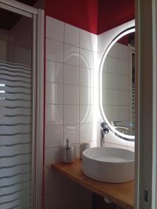 ein Badezimmer mit Waschbecken und Spiegel in der Unterkunft Family Home Between Land Sea Maison Familial Entre Terre et Mer Avec piscine in Plédran