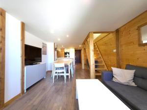Μια τηλεόραση ή/και κέντρο ψυχαγωγίας στο Appartement Maona calme en triplex