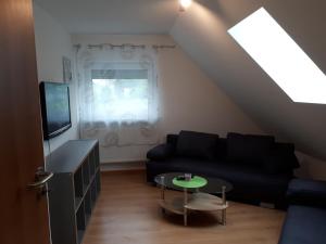TV a/nebo společenská místnost v ubytování Monteurwohnung mit 3 Schlafzimmer Haus 9
