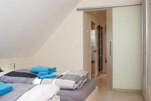 two beds sitting next to each other in a room at Perle von Borkum 2 in Borkum