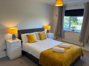 Postel nebo postele na pokoji v ubytování Hereford - Kestrel House - 4 Bedroom House Close to City With Parking - Sleeps 7 - Suitable for Family Gatherings or Contractors With Vehicles - Hosted by RENTMYHOUSE